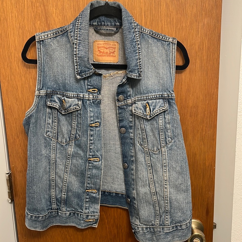 Denim Levi’s vest only worn a few time